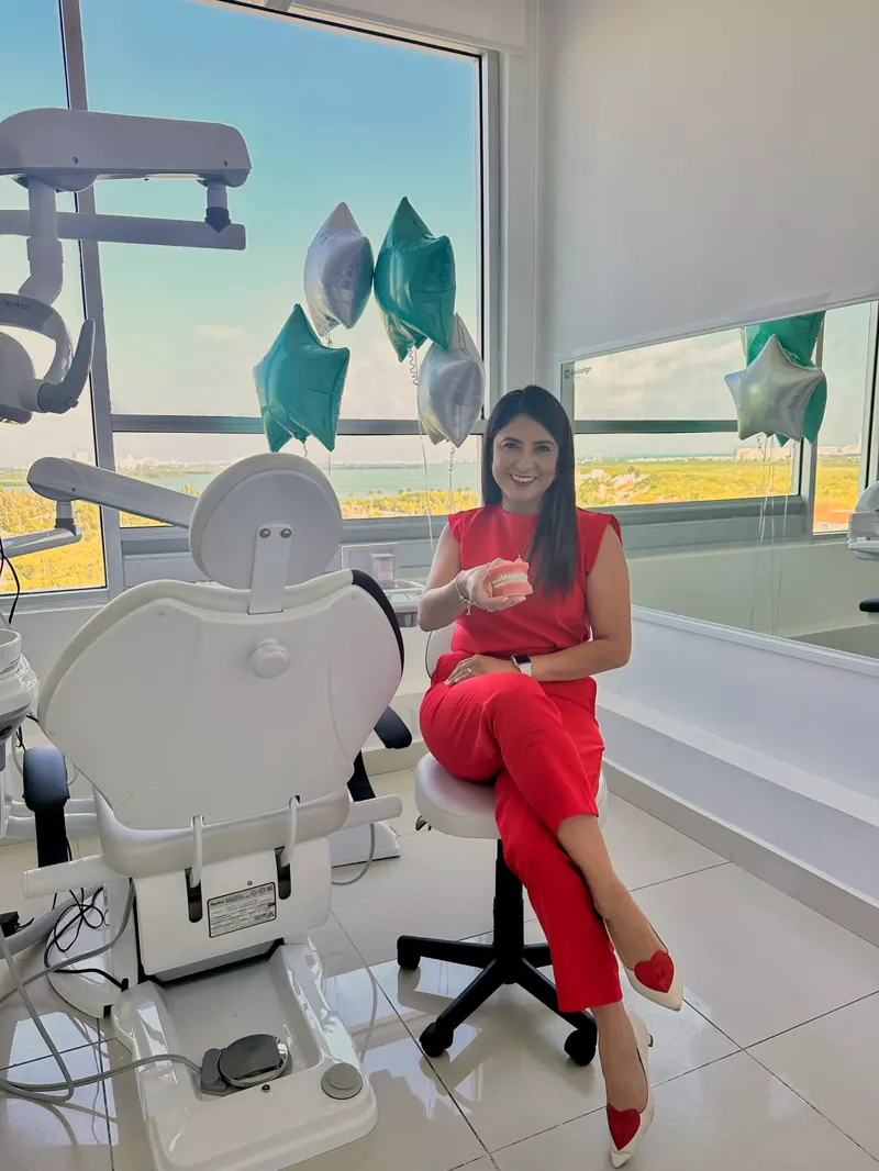 La Dra. Lorenny en su consultorio