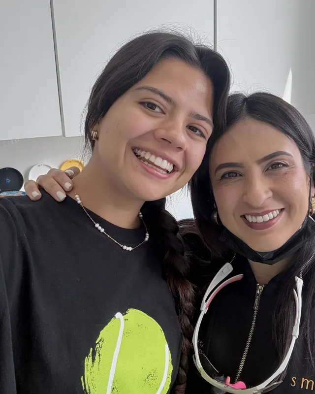 Selfie de la doctora con una paciente sonriendo